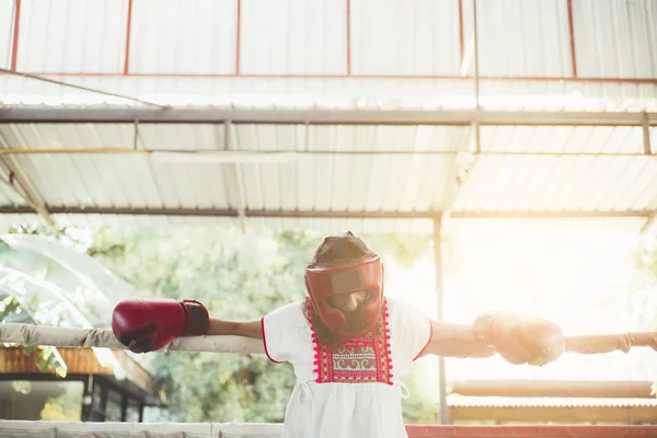 Mulher no anel de tailandês boxe ao ar livre — Fotografia de Stock