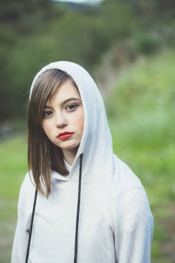 Spor kıyafetleri ile genç kız portresi