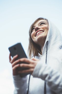 Spor giysi ve smartphone ile genç kız portresi