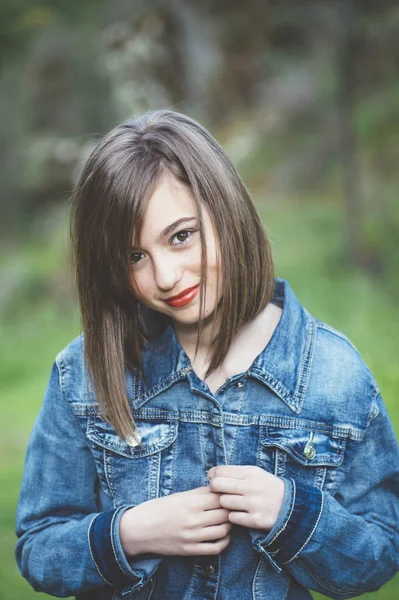 Щаслива дівчина-підліток в лісі — стокове фото