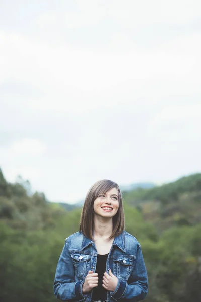 森で幸せの十代の少女 — ストック写真