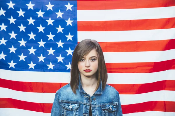 Feliz chica adolescente con bandera — Foto de Stock