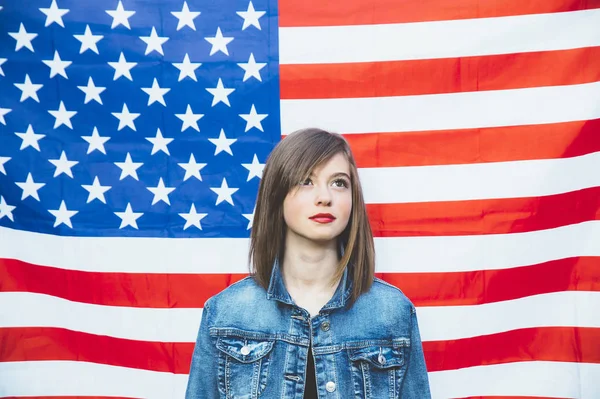 Felice adolescente ragazza con bandiera — Foto Stock