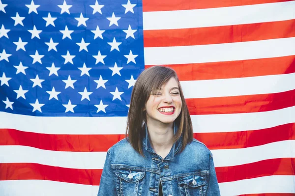 Feliz chica adolescente con bandera — Foto de Stock