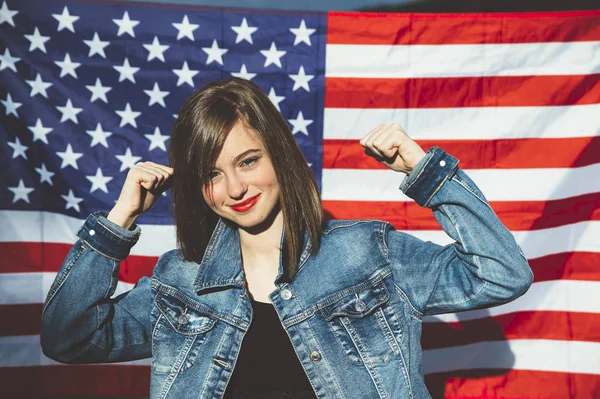 Feliz chica adolescente con bandera — Foto de Stock