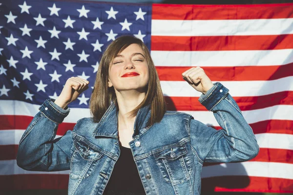 Feliz chica adolescente con bandera — Foto de Stock