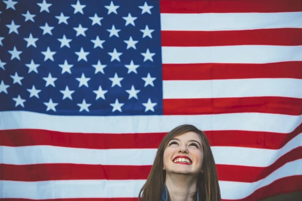 Feliz chica adolescente con bandera — Foto de Stock