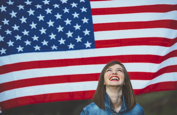 Feliz chica adolescente con bandera — Foto de Stock