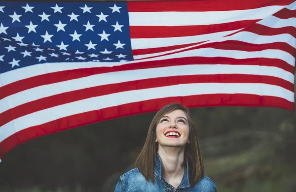 Feliz chica adolescente con bandera — Foto de Stock