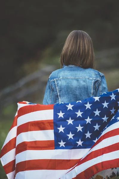 Feliz chica adolescente con bandera — Foto de Stock