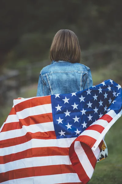 Feliz chica adolescente con bandera — Foto de Stock