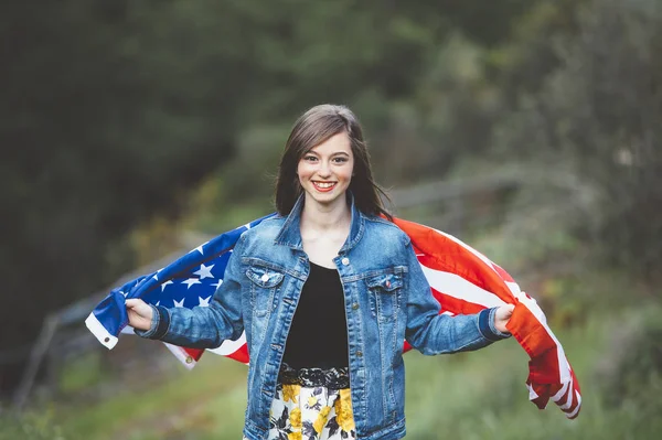 Joyeux adolescent fille avec drapeau — Photo