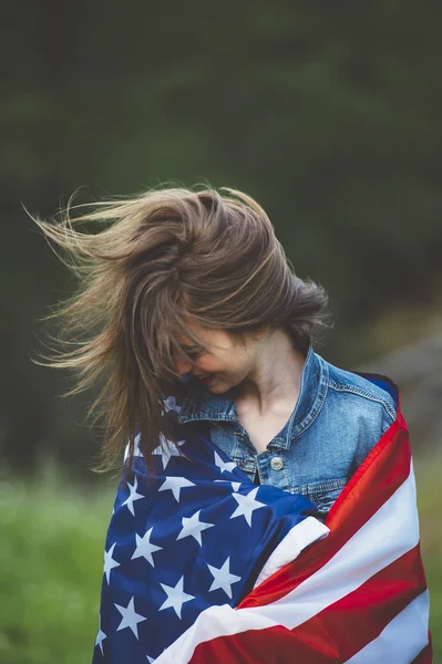 Feliz chica adolescente con bandera — Foto de Stock