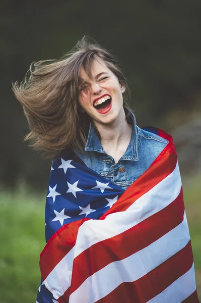 Fata adolescenta fericita cu steag — Fotografie, imagine de stoc