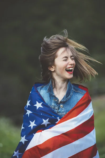 Feliz chica adolescente con bandera — Foto de Stock