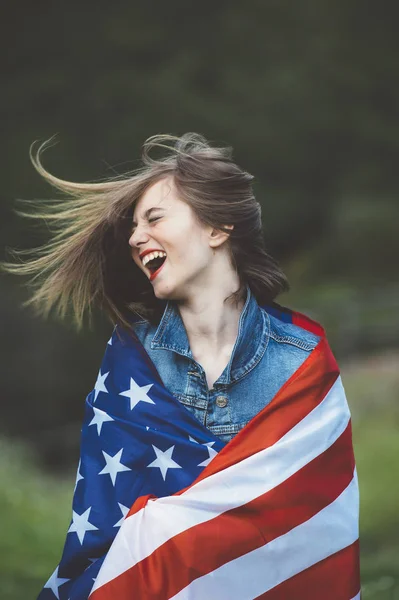 Fata adolescenta fericita cu steag — Fotografie, imagine de stoc