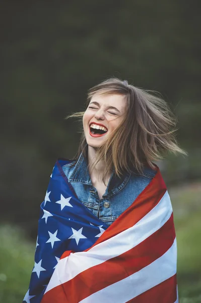 Feliz chica adolescente con bandera — Foto de Stock