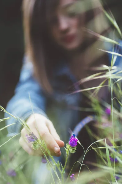 花の森で幸せの十代の少女 — ストック写真