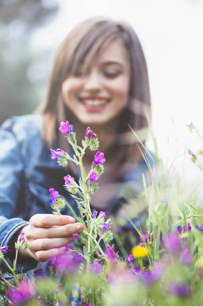 花の森で幸せの十代の少女 — ストック写真
