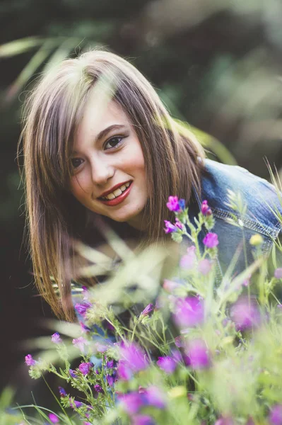 花の森で幸せの十代の少女 — ストック写真