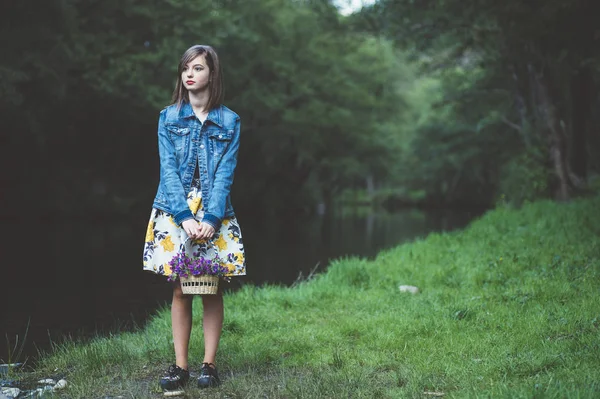 Çiçekli ormandaki mutlu genç kız — Stok fotoğraf