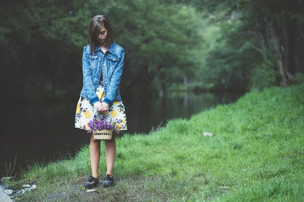 Menina adolescente feliz na floresta com flores — Fotografia de Stock