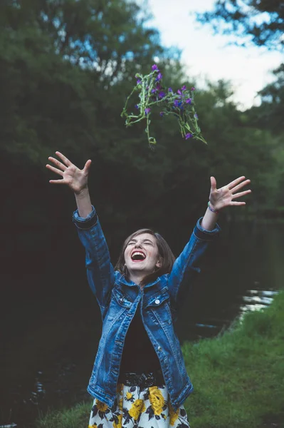 Gelukkig tiener meisje in het bos met bloemen — Stockfoto