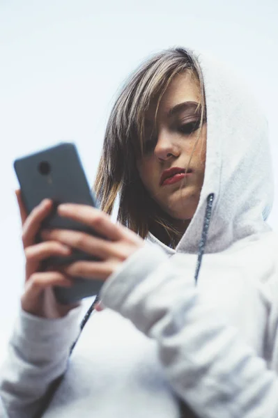 Πορτραίτο του έφηβου κοριτσιού με σπορ ρούχα και smartphone — Φωτογραφία Αρχείου