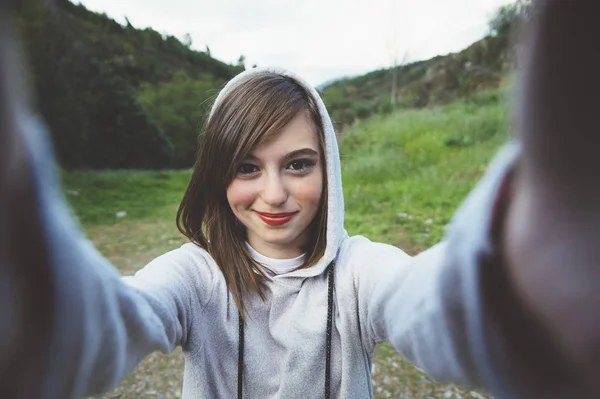 Close-up de jovem bela mulher tomando selfie — Fotografia de Stock