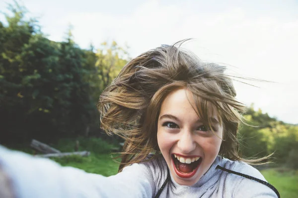 Primer plano de la joven hermosa mujer tomando selfie — Foto de Stock