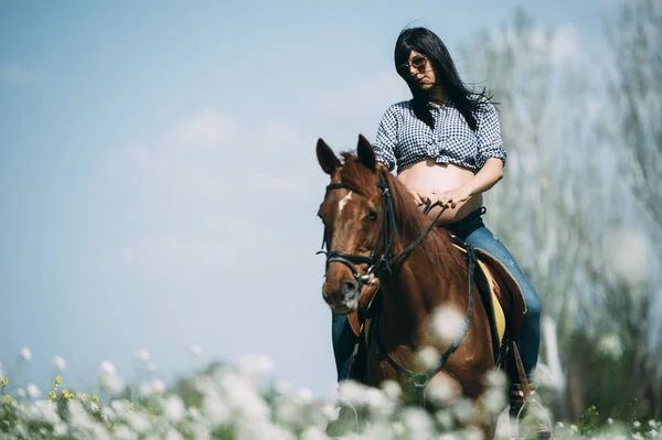 Pregnant woman with horse in the green field — Stock Photo, Image