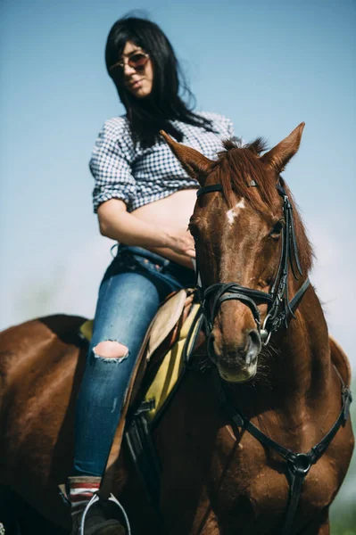 緑の野に馬を妊娠中の女性 — ストック写真