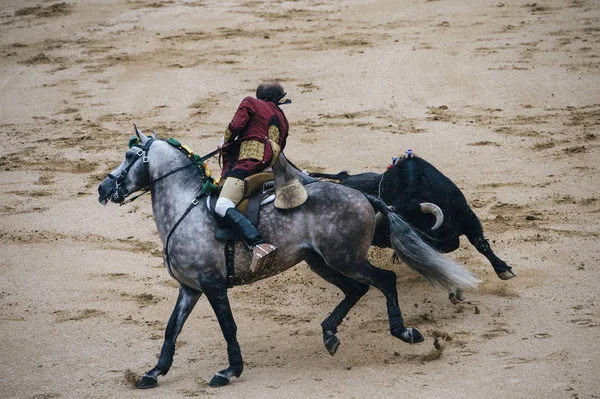 コリーダ。マタドールと馬の典型的なスペイン闘牛での戦い — ストック写真