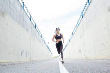 Yolda koşan güzel bir kadın. Spor, spor, yaşam tarzı konsepti.