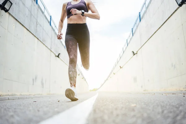 Αγνώριστη γυναίκα τρέχει στην πόλη. Γυμναστική, προπόνηση, αθλητισμός, τρόπος ζωής έννοια. — Φωτογραφία Αρχείου