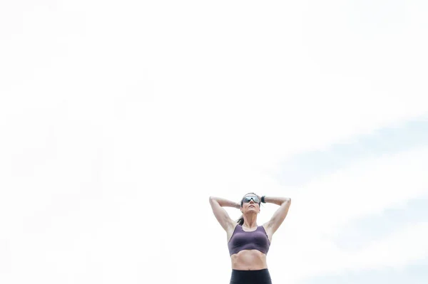 달리 기 전에 몸을 푸는 운동을 하는 여자. — 스톡 사진