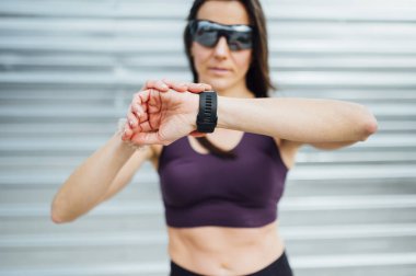 Eğitime hazır güzel bir kadın. Spor, spor, yaşam tarzı konsepti