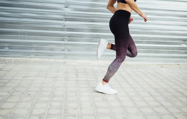 Ve městě běhá nepoznatelná žena. Fitness, cvičení, sport, životní styl koncepce. — Stock fotografie