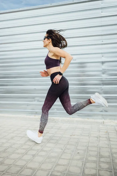 Όμορφη γυναίκα τρέχει στην πόλη. Γυμναστική, προπόνηση, αθλητισμός, τρόπος ζωής έννοια — Φωτογραφία Αρχείου
