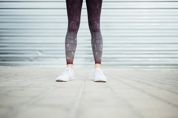 Női lábak futásra készen a városban. Fitness, edzés, sport, életmód koncepció. — Stock Fotó