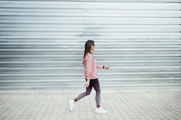 Όμορφη γυναίκα έτοιμη να τρέξει στην πόλη. Γυμναστική, προπόνηση, αθλητισμός, τρόπος ζωής έννοια. — Φωτογραφία Αρχείου
