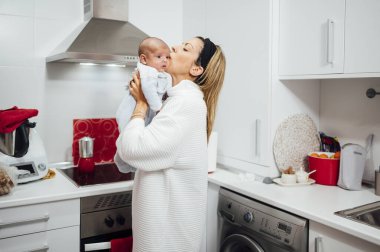Anne ve oğlu mutfakta.