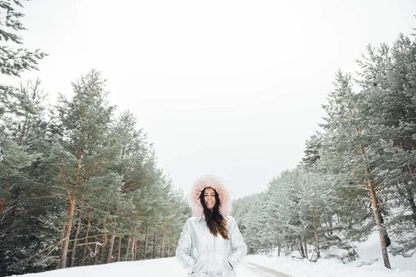 Mladá žena ve zasněžené krajině — Stock fotografie