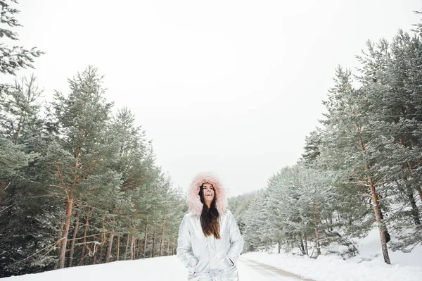 Karlı arazide genç bir kadın — Stok fotoğraf