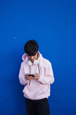 Genç adam cep telefonu kullanıyor..