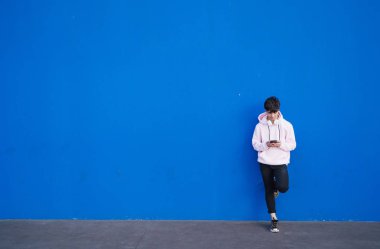 Genç adam cep telefonu kullanıyor..