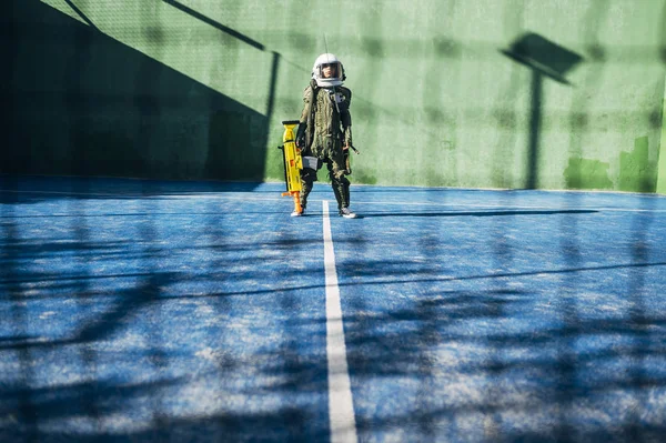 Criança adorável com um uniforme de astronauta brincando na rua — Fotografia de Stock