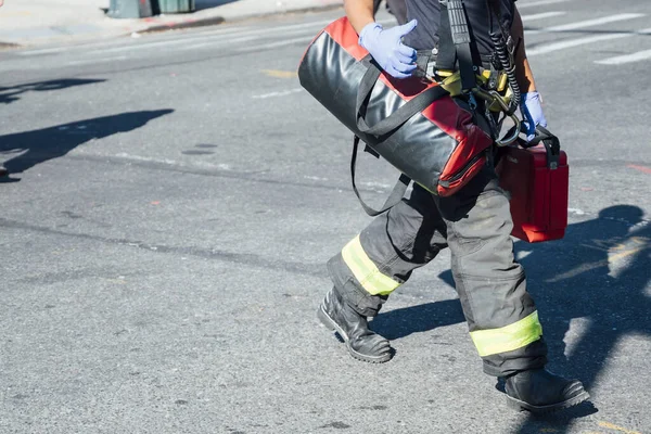 在纽约街上工作的难以辨认的消防员 — 图库照片