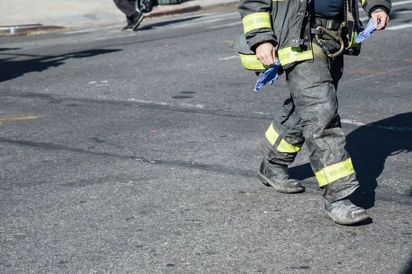 Μη αναγνωρίσιμος πυροσβέστης που εργάζεται σε δρόμο της Νέας Υόρκης — Φωτογραφία Αρχείου
