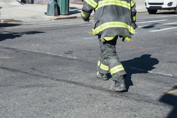 Bombero irreconocible trabajando en una calle de Nueva York —  Fotos de Stock